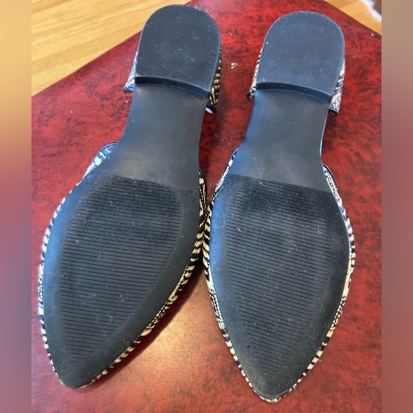Gorgeous Isaac Mizrahi Woven Black and White Slides Pointed Toe Flats 6.5 - Picture 2 of 3